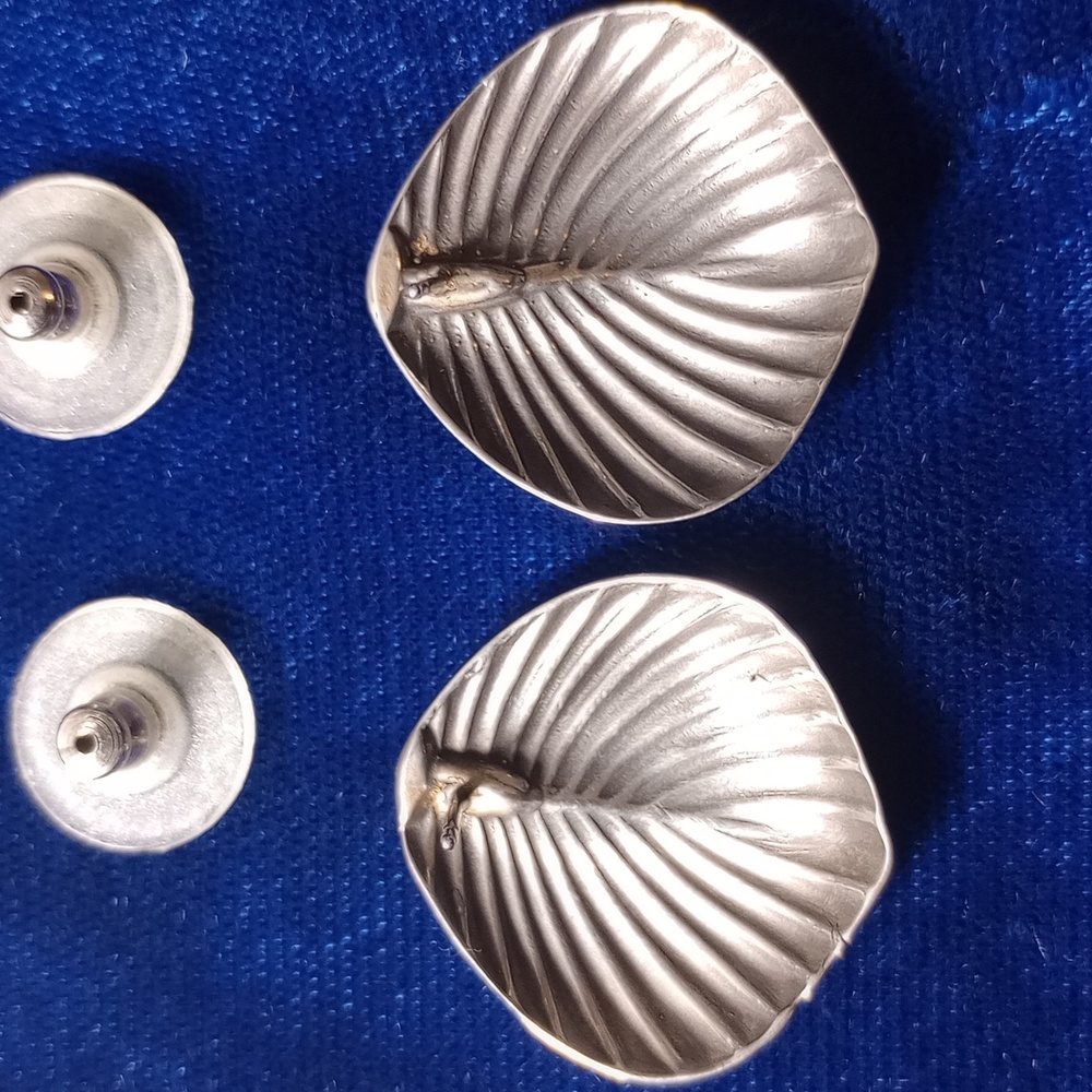 Silver Shell-Shaped Diamond Cut Stud Earrings - image 4